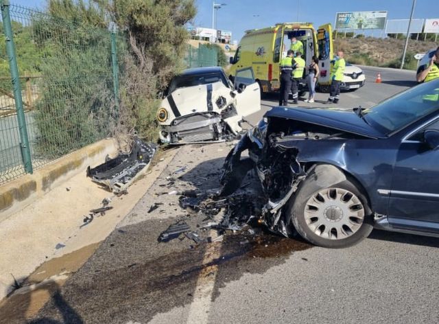 Servicios de emergencia atienden y trasladan a 2 heridos en accidente de tráfico en La Alcayna, pedanía de Molina de Segura