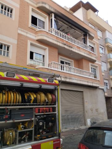Incendio en el interior de una vivienda de tres alturas, en el casco urbano de Molina de Segura