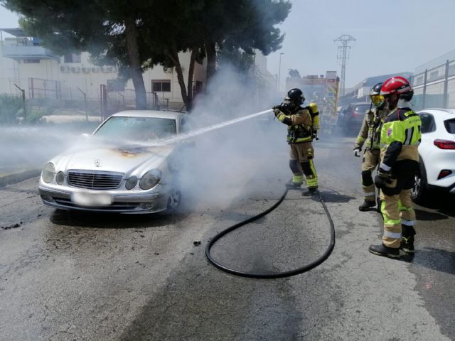 Bomberos extinguen el incendio de un vehículo en Molina de Segura