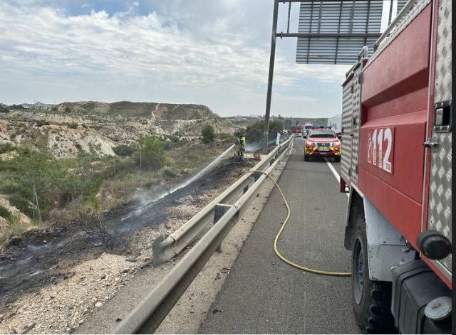 Bomberos apagan fuego de vehículo y matorrales en Molina de Segura