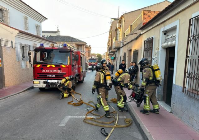 Servicios de Emergencia han extinguido el incendio originado en el patio de una vivienda, en Molina de Segura