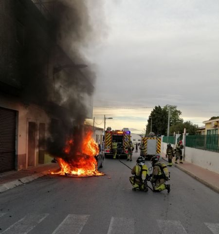 Servicios de emergencia han extinguido el incendio de un vehículo en Molina de Segura