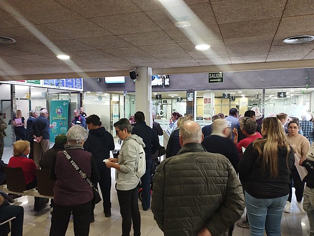 La falta de previsión del gobierno de Molina de Segura provoca largas esperas para renovar la tarjeta de autobús interurbano