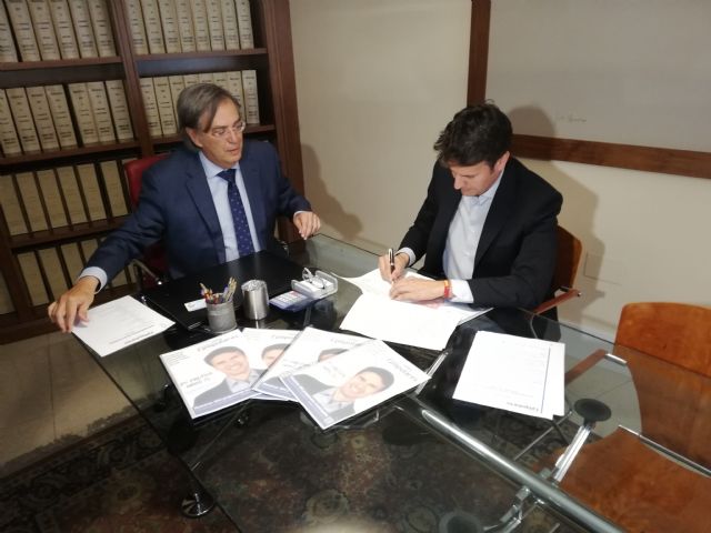 José Ángel Alfonso firma su compromiso con los molinenses ante notario