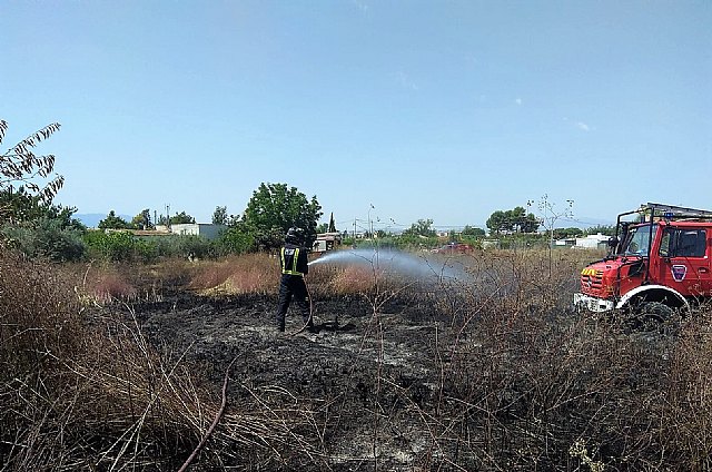 Incendio de bancales y cultivos abandonados en El Llano de Molina