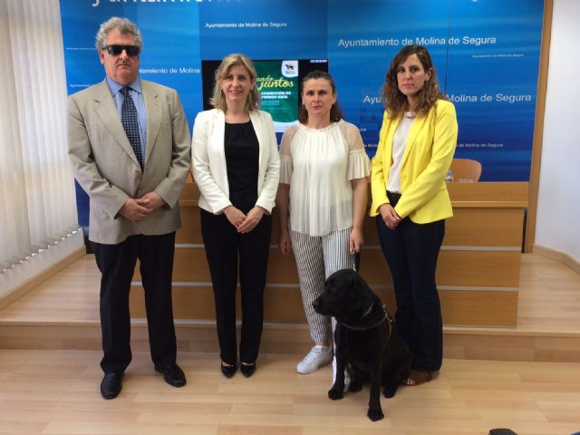 Los perros guía de la ONCE muestran en Molina de Segura cómo dan seguridad y movilidad a las personas ciegas