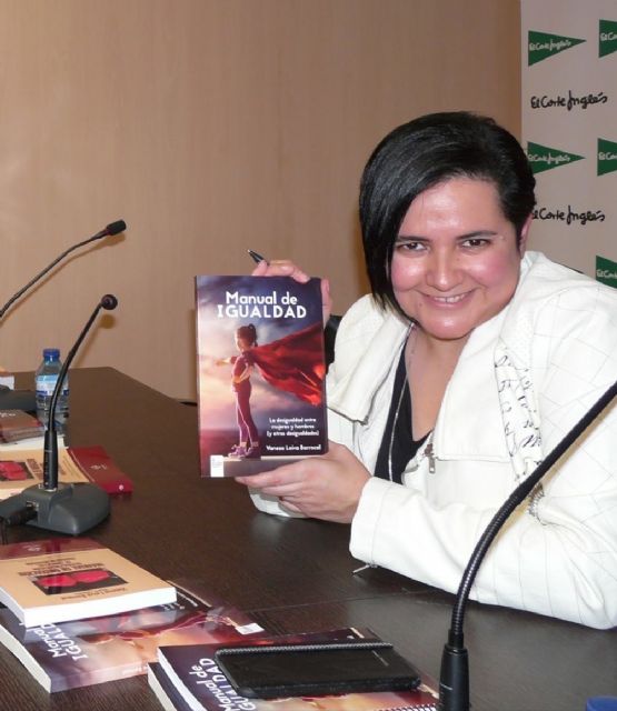 La abogada y escritora molinense Vanesa Leiva presenta el libro Manual de Igualdad el viernes 17 de febrero en Molina de Segura