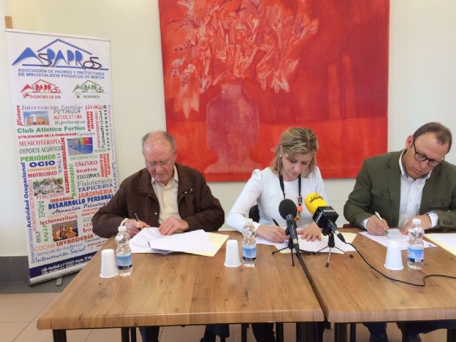 El Ayuntamiento de Molina de Segura firma un convenio con la asociación ASPAPROS para desarrollar actividades de integración social con personas con discapacidad intelectual