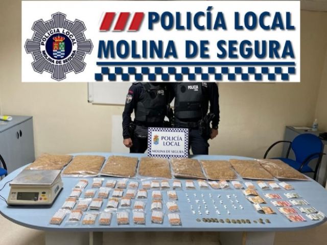 La Policía Local de Molina de Segura detiene al regente de una tienda por tráfico de drogas y contrabando de tabaco