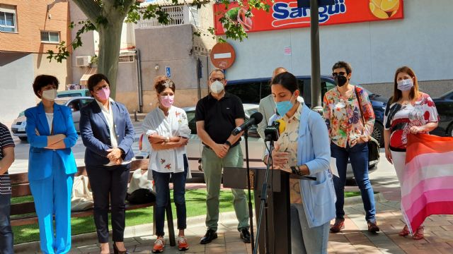 Molina de Segura acoge un acto contra la homofobia, transfobia y bifobia en la Plaza Pedro Zerolo