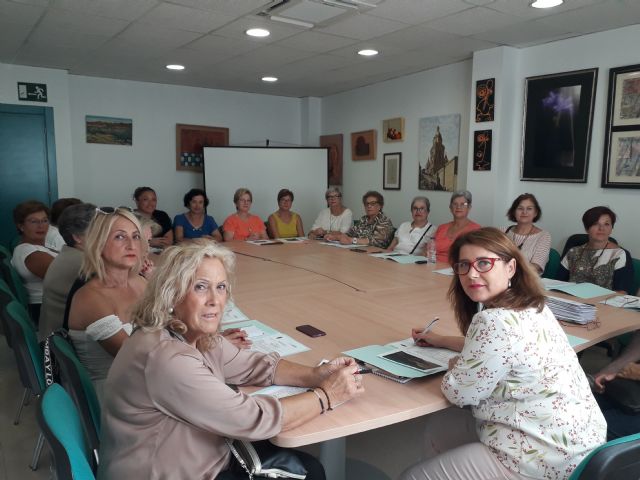La Concejala de Igualdad del Ayuntamiento de Molina de Segura se reúne con las responsables de 26 asociaciones de mujeres del municipio