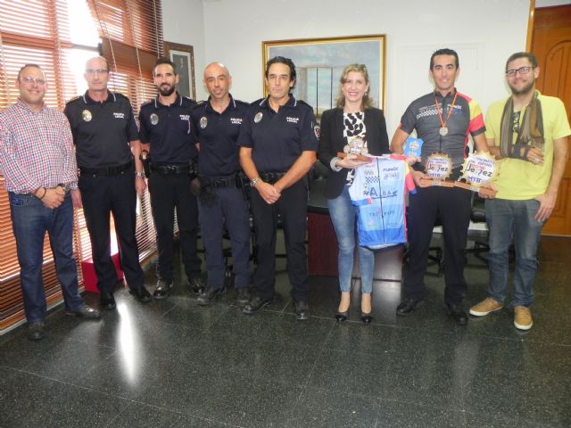 La Alcaldesa recibe a cuatro Policías Locales que han conseguido un destacado palmarés en el Campeonato de España de BTT para Policía Local