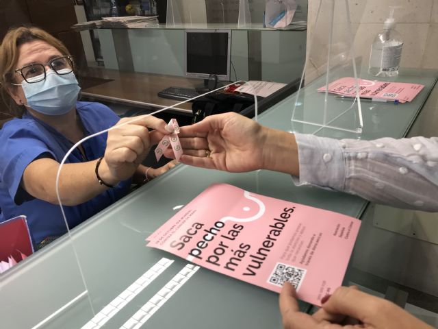 Ribera Hospital de Molina celebra la vida con mascarillas y lazos rosas en el Día contra el cáncer de mama