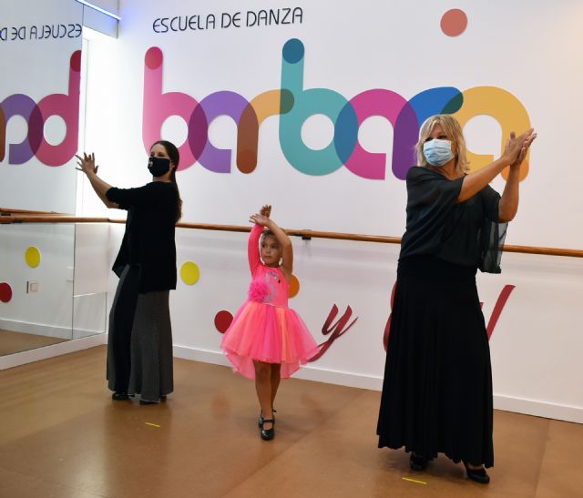 Una escuela de danza  adecúa sus instalaciones al Covid-19 para que una abuela y su nieta den por primera vez una clase de flamenco