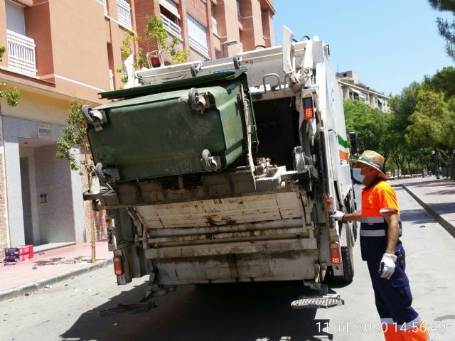 El Ayuntamiento de Molina de Segura lleva a cabo un exhaustivo procedimiento de limpieza y desinfección en los seis mercados semanales del municipio