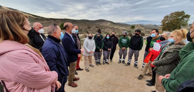 El Ayuntamiento de Molina de Segura y la asociación AFESMO realizan labores de reforestación en la urbanización Mirador de Agridulce