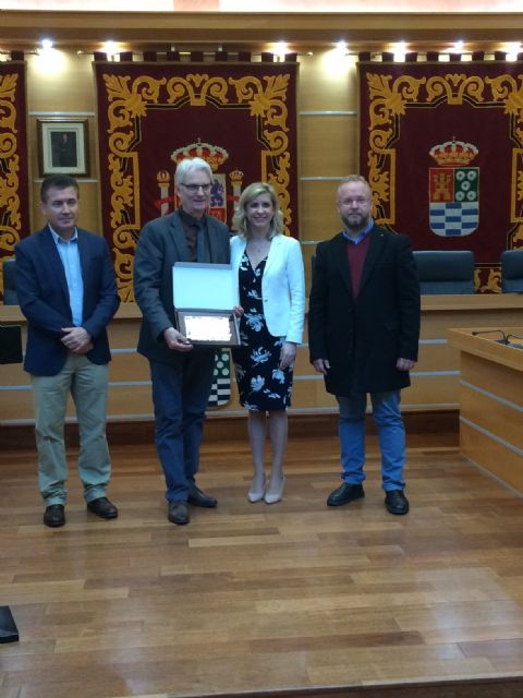 Recepción y entrega de reconocimiento en el Ayuntamiento de Molina de Segura al profesor Ton Stok por su apoyo a las actividades formativas de los CIFEAS