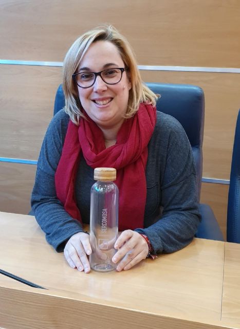El Ayuntamiento de Molina de Segura sustituye las botellas de plástico por botellas de vidrio en los Plenos municipales