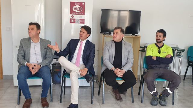 El alcalde anuncia que las Escuelas Viejas de El Fenazar ya cuentan con servicio de fibra óptica