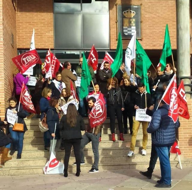 Concentración en el Ayuntamiento de Molina de Segura para reivindicar una OPE que incluya a todos los colectivos
