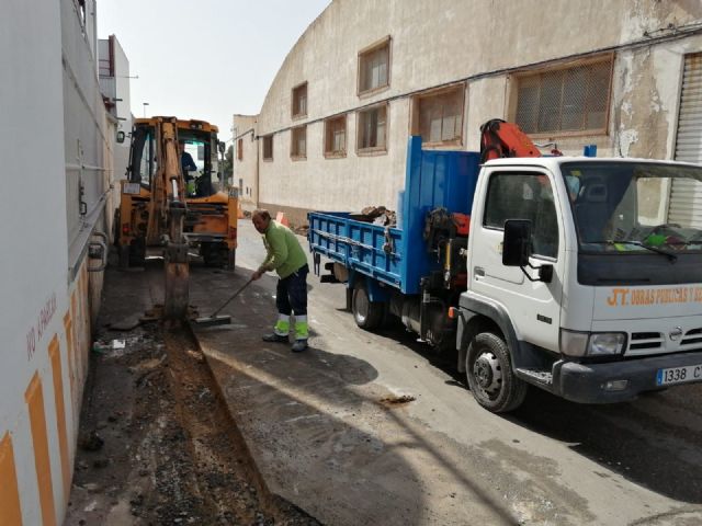 Comienzan las obras de rehabilitación del área empresarial El Tapiado, que incluyen asfaltado y señalización horizontal, cofinanciadas por el Instituto de Fomento de la Región de Murcia