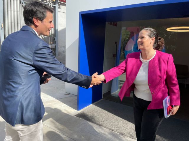 El alcalde de Molina de Segura visita las instalaciones de la compañía molinense Fini Golosinas