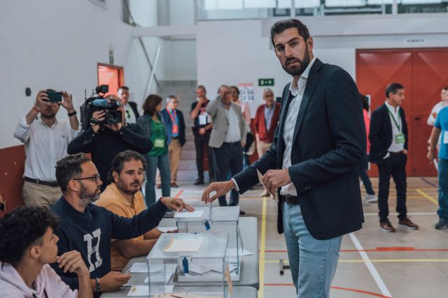 José Ángel Antelo, candidato a la presidencia de la Región de Murcia, vota en Altorreal