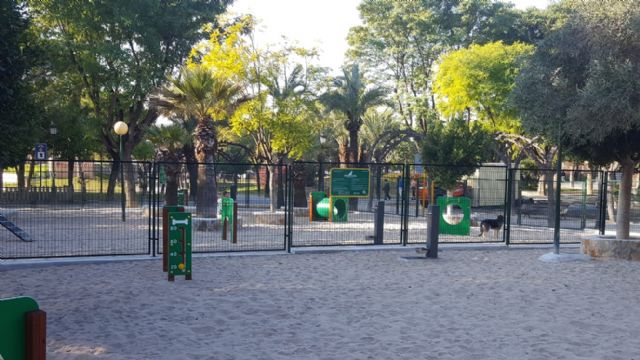 El Parque de la Compañía de Molina de Segura estrena el nuevo pipi can, sometido a una profunda remodelación