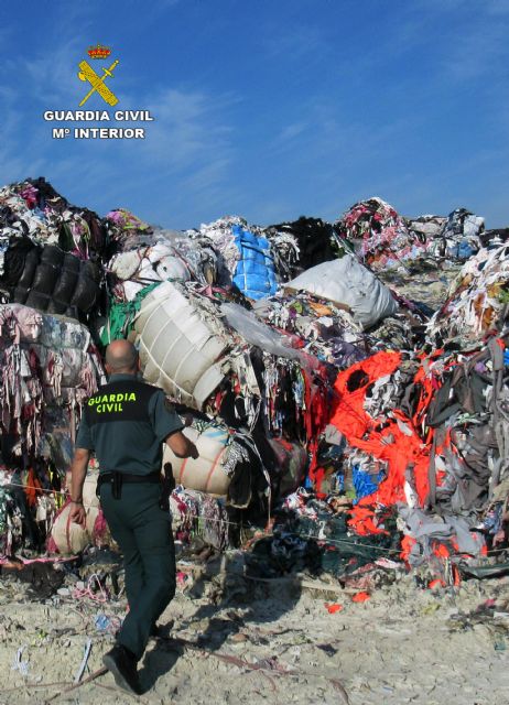 La Guardia Civil localiza más de 800 toneladas de residuos textiles importados irregularmente desde Marruecos