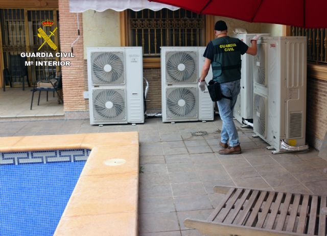 La Guardia Civil desmantela un invernadero intensivo con 900 plantas de marihuana en un chalet de Molina de Segura